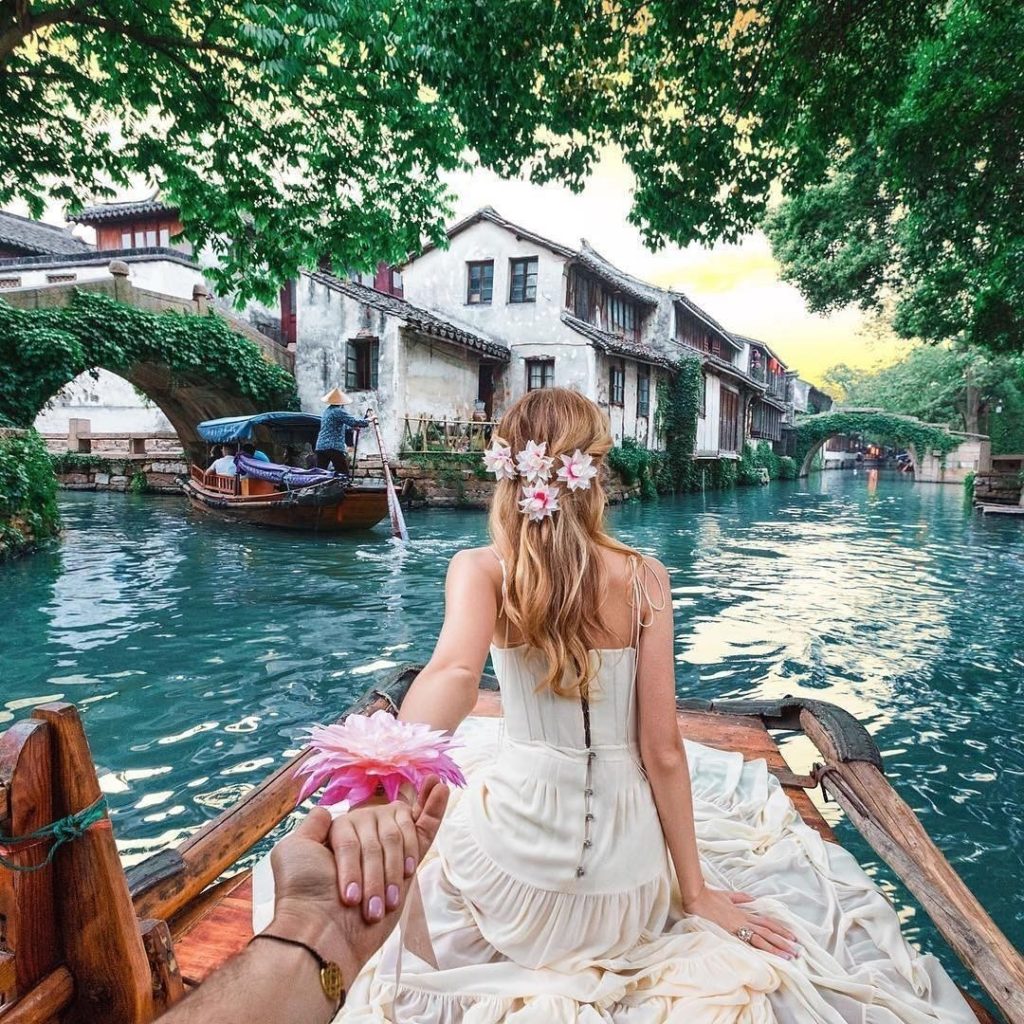 5 ideias de títulos:
1. Lua de Mel dos Sonhos: Descubra Castelos Encantadores na Europa.
2. Castelos no Brasil: Onde Realizar sua Lua de Mel de Conto de Fadas.
3. Luxo e História: Guia Completo para sua Estadia em Castelos.
4. Destinos Românticos: Os Castelos Mais Icônicos para Casais.
5. Planejando sua Lua de Mel: Dicas Essenciais para uma Experiência em Castelo.