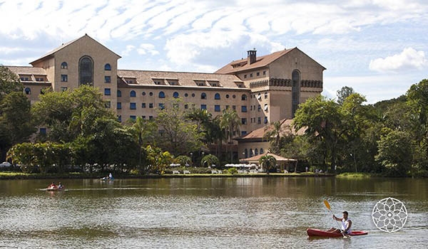 5 ideias de títulos:
1. Lua de Mel dos Sonhos: Descubra Castelos Encantadores na Europa.
2. Castelos no Brasil: Onde Realizar sua Lua de Mel de Conto de Fadas.
3. Luxo e História: Guia Completo para sua Estadia em Castelos.
4. Destinos Românticos: Os Castelos Mais Icônicos para Casais.
5. Planejando sua Lua de Mel: Dicas Essenciais para uma Experiência em Castelo.