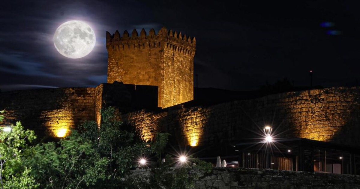 5 ideias de títulos:
1. Lua de Mel dos Sonhos: Descubra Castelos Encantadores na Europa.
2. Castelos no Brasil: Onde Realizar sua Lua de Mel de Conto de Fadas.
3. Luxo e História: Guia Completo para sua Estadia em Castelos.
4. Destinos Românticos: Os Castelos Mais Icônicos para Casais.
5. Planejando sua Lua de Mel: Dicas Essenciais para uma Experiência em Castelo.