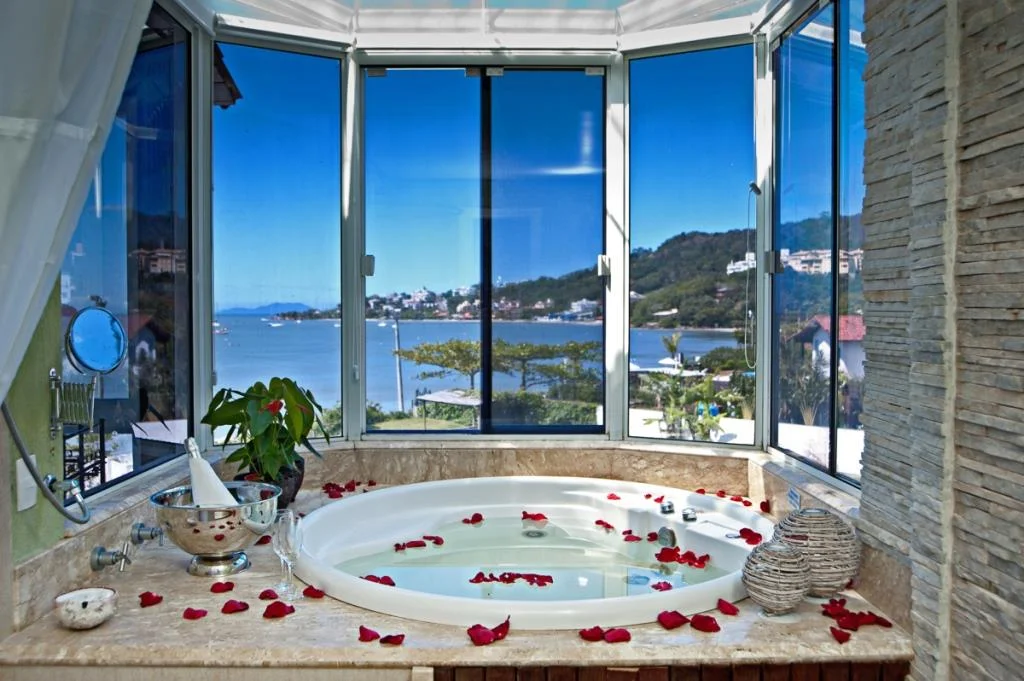 Veleiro vs. Iate: Qual a melhor opção para sua lua de mel?