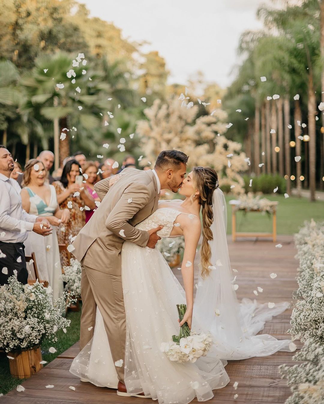 5 ideias de títulos:
1. Guia Completo: Os 10 Melhores Espaços para Casamento em Betim
2. Casamento dos Sonhos: Descubra Sítios Encantadores em Betim
3. Planejando seu Casamento Civil em Betim: Documentos e Cartórios
4. Casamentos Rústicos e Luxuosos: Opções Únicas em Betim
5. Dicas Essenciais para Escolher o Local Perfeito para seu Casamento em Betim