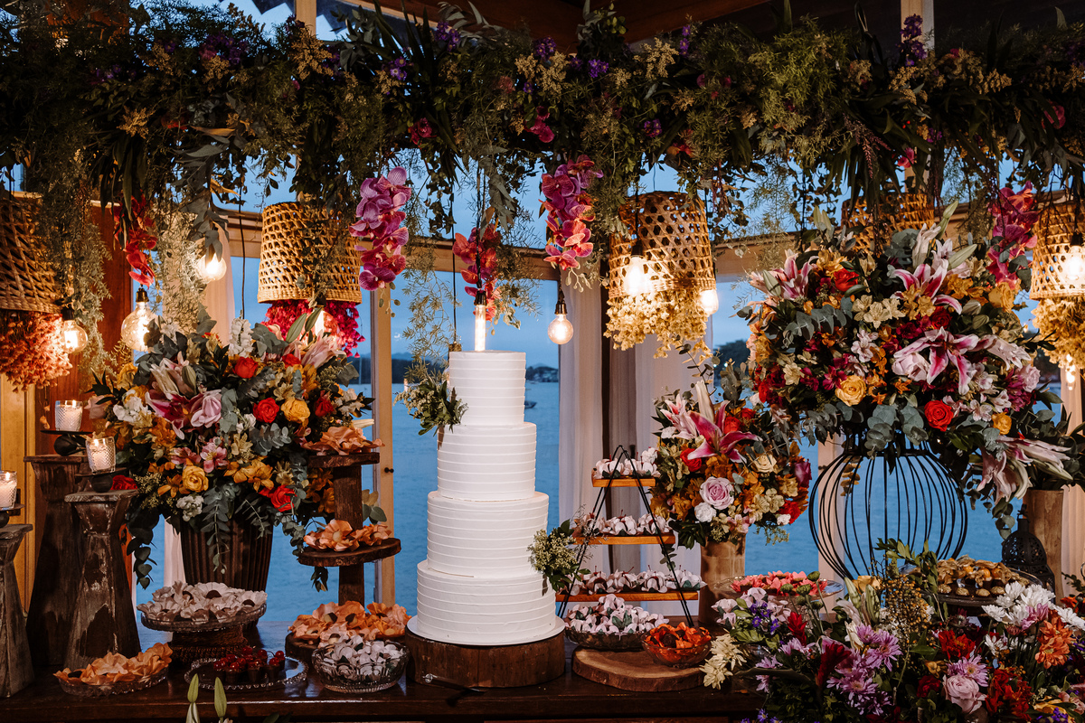 Guia Completo: Casamento dos Sonhos em Cabo Frio – Escolha o Local Perfeito; Casamento em Cabo Frio: Os Melhores Espaços com Vista para o Canal e Lagoa; Casas de Festas e Salões em Cabo Frio: Opções para Todos os Estilos de Casamento; Hotéis e Pousadas para Casamento em Cabo Frio: Conforto e Cenários Deslumbrantes; Como Planejar seu Casamento em Cabo Frio: Dicas de Locais e Fornecedores