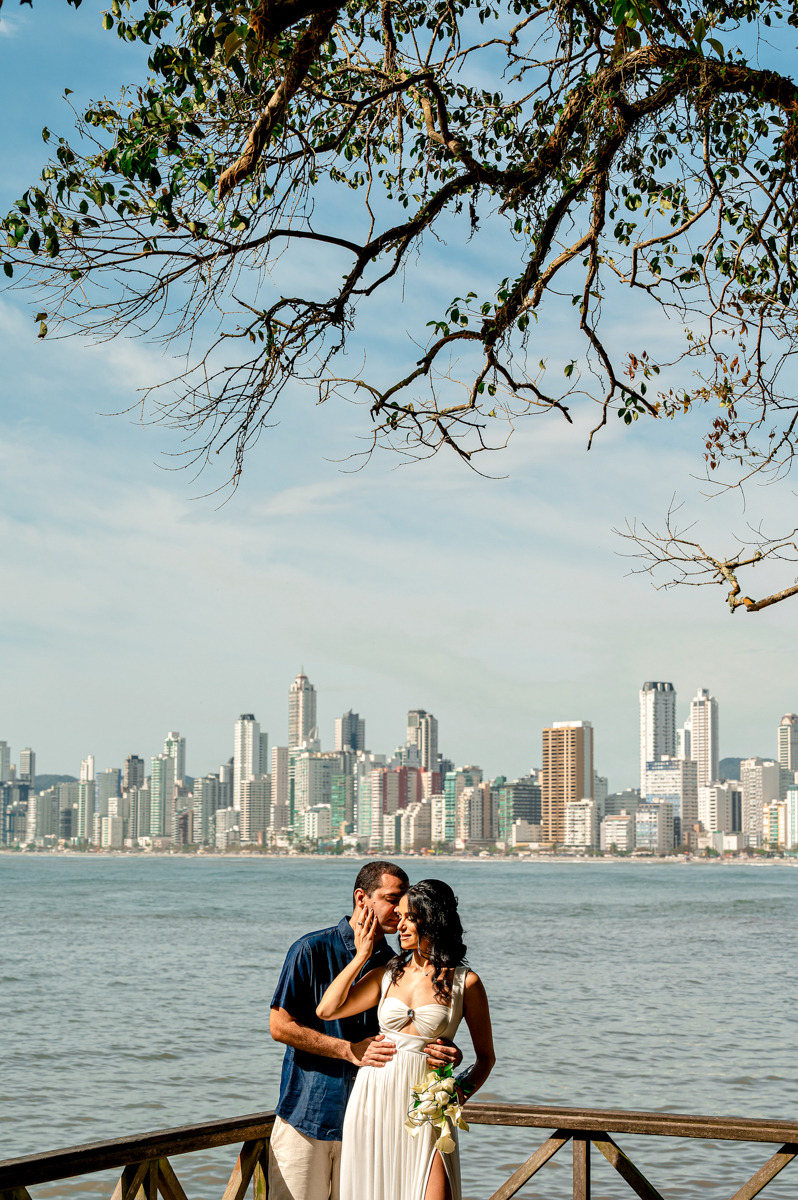 5 ideias de títulos:
1. Guia Completo: Os Melhores Espaços para Casar em Camboriú e Balneário Camboriú
2. Casamento dos Sonhos à Beira-Mar: Opções em Balneário Camboriú
3. Charme Rústico: Espaços no Campo para Casamentos em Camboriú
4. Planejando seu Casamento em Balneário Camboriú: Dicas e Locais
5. Hotéis e Salões Urbanos: A Praticidade para seu Grande Dia em BC