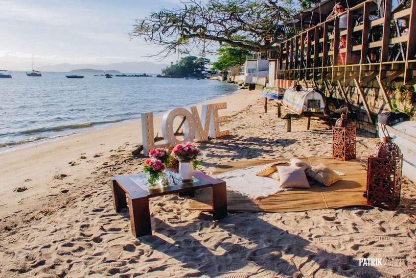 5 ideias de títulos:
1. Guia Completo: Os Melhores Espaços para Casar em Camboriú e Balneário Camboriú
2. Casamento dos Sonhos à Beira-Mar: Opções em Balneário Camboriú
3. Charme Rústico: Espaços no Campo para Casamentos em Camboriú
4. Planejando seu Casamento em Balneário Camboriú: Dicas e Locais
5. Hotéis e Salões Urbanos: A Praticidade para seu Grande Dia em BC