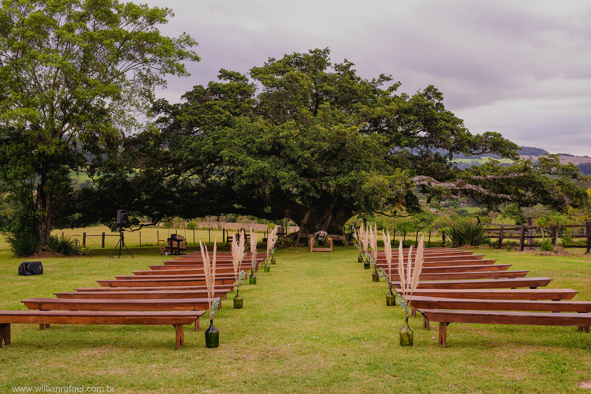 5 ideias de títulos:
1. Guia Completo de Espaços para Casamento em Novo Hamburgo
2. Sítios e Espaços ao Ar Livre: O Charme do Campo para o Seu 