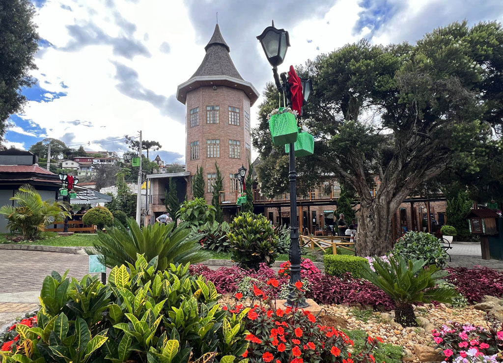 5 ideias de títulos:
1. Mini Wedding em Santo Antônio do Pinhal: Os Melhores Espaços Românticos
2. Guia Completo: Fazendas e Espaços ao Ar Livre para Casamentos na Mantiqueira
3. Pousadas Charmosas para Mini Weddings em Santo Antônio do Pinhal
4. Alta Gastronomia para Casamentos: Restaurantes Imperdíveis em Santo Antônio do Pinhal
5. Planejando seu Casamento Rústico em Santo Antônio do Pinhal: Dicas e Locais