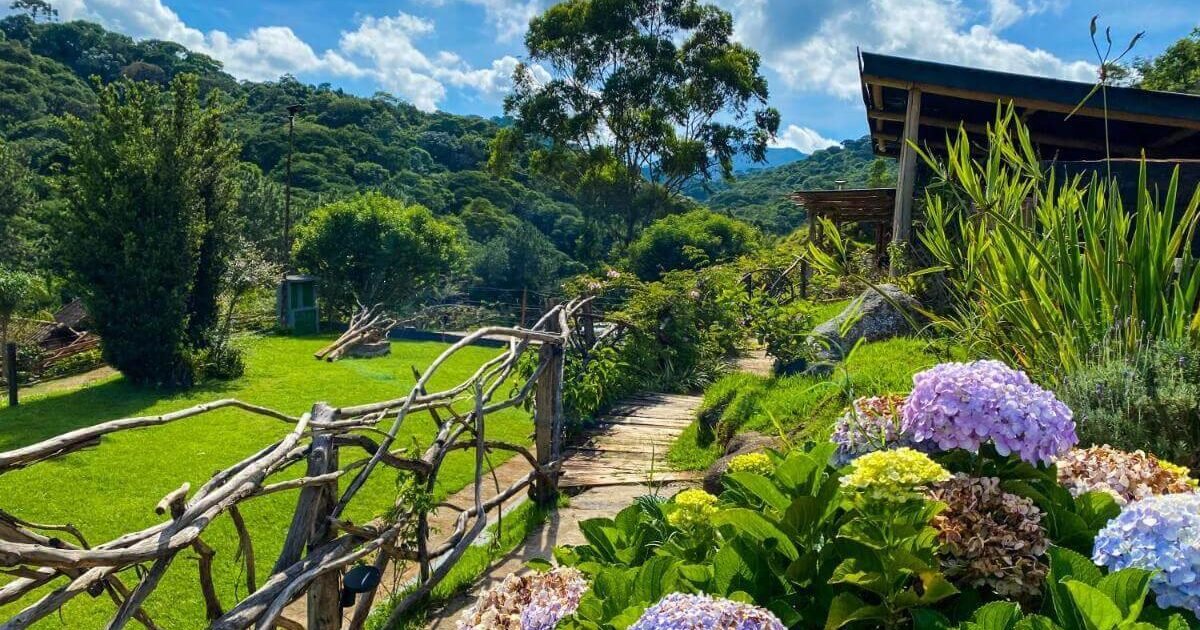 5 ideias de títulos:
1. Mini Wedding em Santo Antônio do Pinhal: Os Melhores Espaços Românticos
2. Guia Completo: Fazendas e Espaços ao Ar Livre para Casamentos na Mantiqueira
3. Pousadas Charmosas para Mini Weddings em Santo Antônio do Pinhal
4. Alta Gastronomia para Casamentos: Restaurantes Imperdíveis em Santo Antônio do Pinhal
5. Planejando seu Casamento Rústico em Santo Antônio do Pinhal: Dicas e Locais