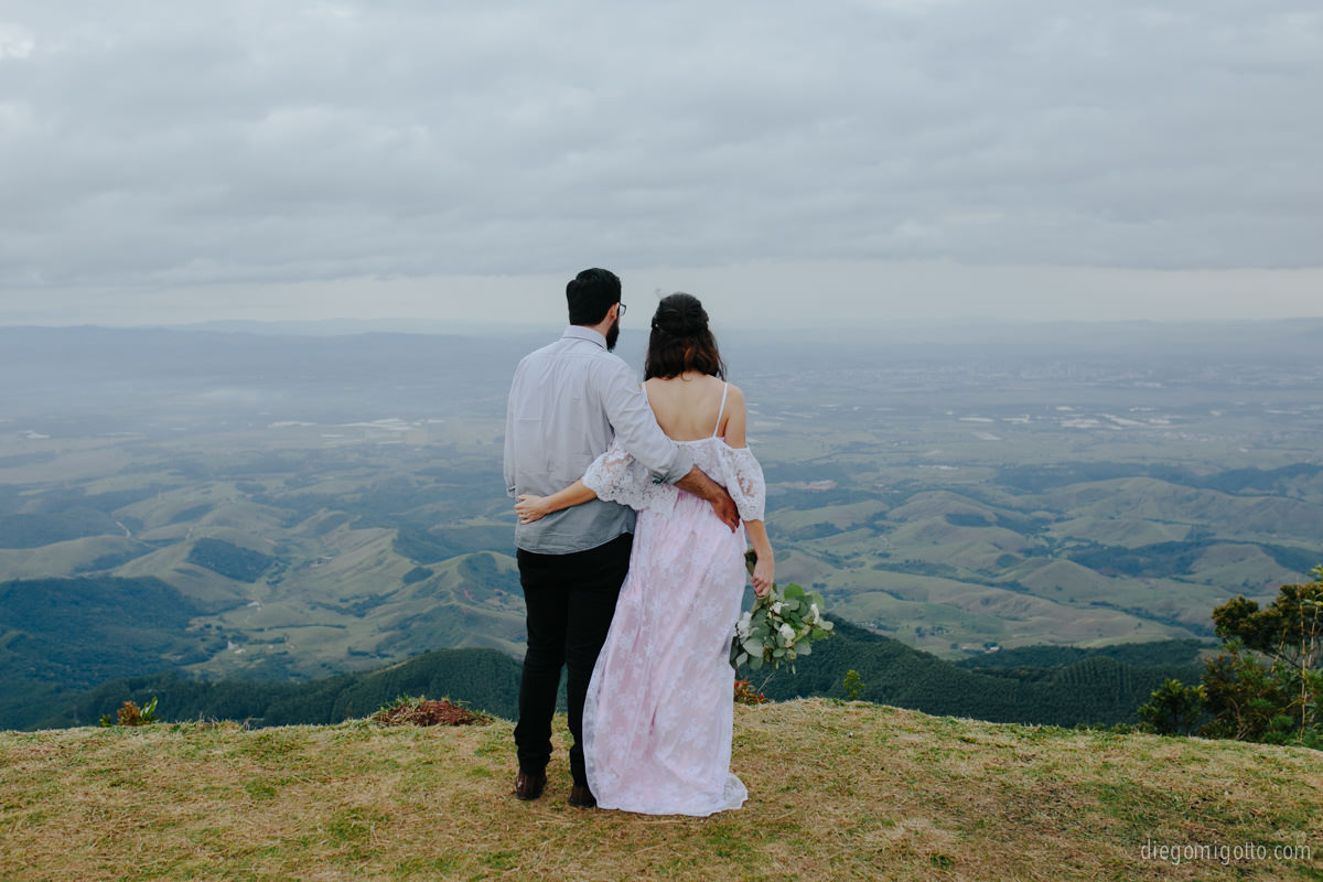 5 ideias de títulos:
1. Mini Wedding em Santo Antônio do Pinhal: Os Melhores Espaços Românticos
2. Guia Completo: Fazendas e Espaços ao Ar Livre para Casamentos na Mantiqueira
3. Pousadas Charmosas para Mini Weddings em Santo Antônio do Pinhal
4. Alta Gastronomia para Casamentos: Restaurantes Imperdíveis em Santo Antônio do Pinhal
5. Planejando seu Casamento Rústico em Santo Antônio do Pinhal: Dicas e Locais