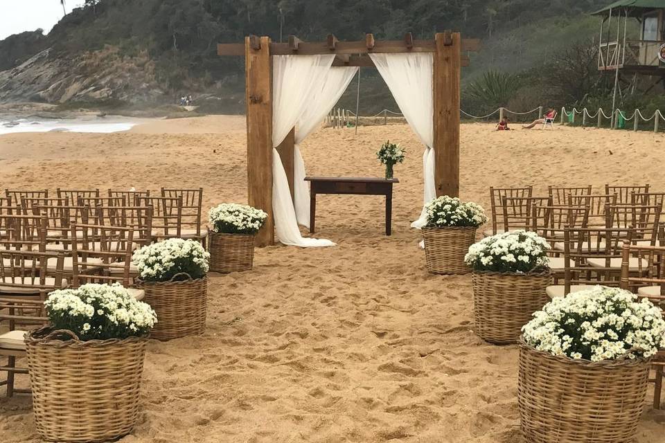 5 ideias de títulos:
1. Guia Completo: Os Melhores Espaços para Casamento na Praia Brava