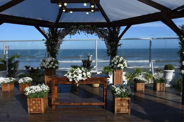 5 ideias de títulos:
1. Os 10 Melhores Espaços para Casamento no Espírito Santo: Um Guia Completo
2. Casamento dos Sonhos no ES: De Praias Paradisíacas a Montanhas Encantadoras
3. Guia Definitivo: Onde Realizar seu Casamento no Espírito Santo
4. Casamentos Rústicos e Românticos: Os Sítios e Fazendas Ideais no ES
5. Casamento Intimista no Espírito Santo: Cerimoniais Urbanos e Charmosos