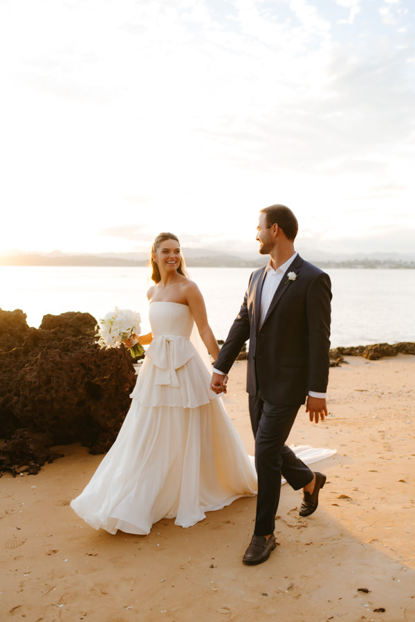5 ideias de títulos:
1. Os 10 Melhores Espaços para Casamento no Espírito Santo: Um Guia Completo
2. Casamento dos Sonhos no ES: De Praias Paradisíacas a Montanhas Encantadoras
3. Guia Definitivo: Onde Realizar seu Casamento no Espírito Santo
4. Casamentos Rústicos e Românticos: Os Sítios e Fazendas Ideais no ES
5. Casamento Intimista no Espírito Santo: Cerimoniais Urbanos e Charmosos