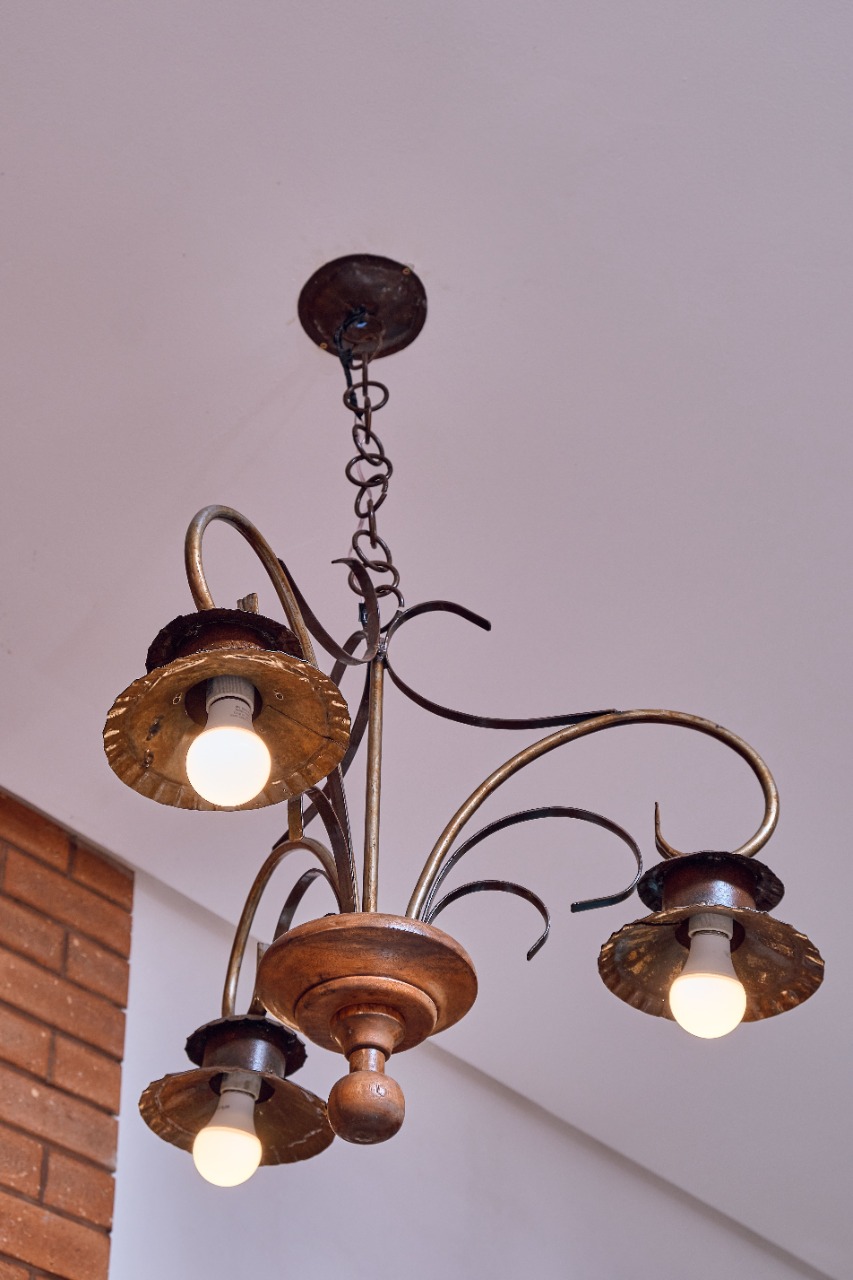 Guia completo de materiais para lustres rústicos: Madeira