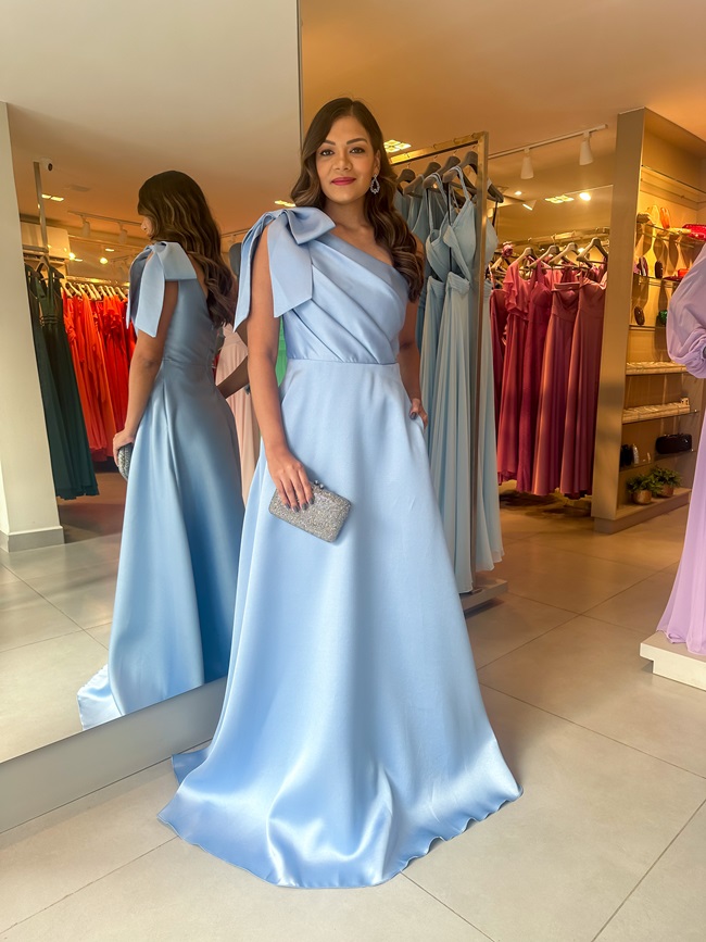 Guia Completo: Maquiagem Perfeita para Madrinhas de Azul Serenity; Além do Vestido: Acessórios e Sapatos Essenciais para Madrinhas de Azul Serenity; Harmonia na Cerimônia: Como Combinar o Terno dos Padrinhos com o Azul Serenity; Azul Serenity na Decoração: Paletas de Cores para um Casamento dos Sonhos; Tecidos e Modelos: Escolhendo o Vestido Azul Serenity Ideal para Cada Estilo de Casamento