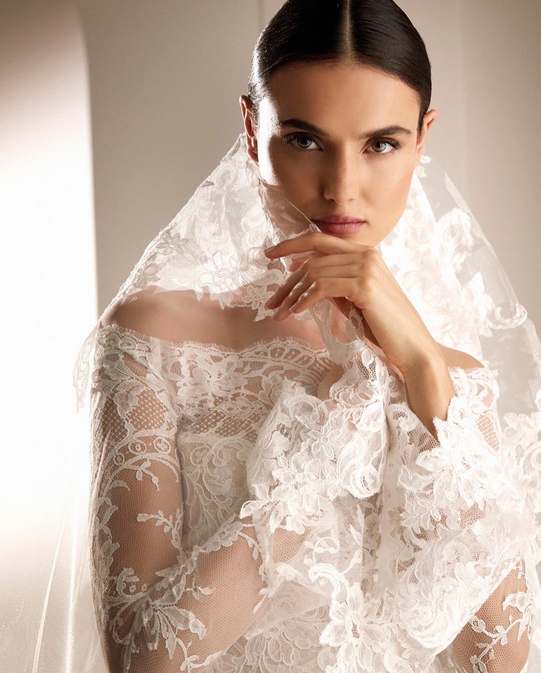 Mantilha com Bordados Religiosos: Tradição e Significado