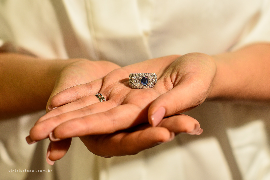 Anel Solitário vs. Aliança: Qual Escolher para o Pedido?