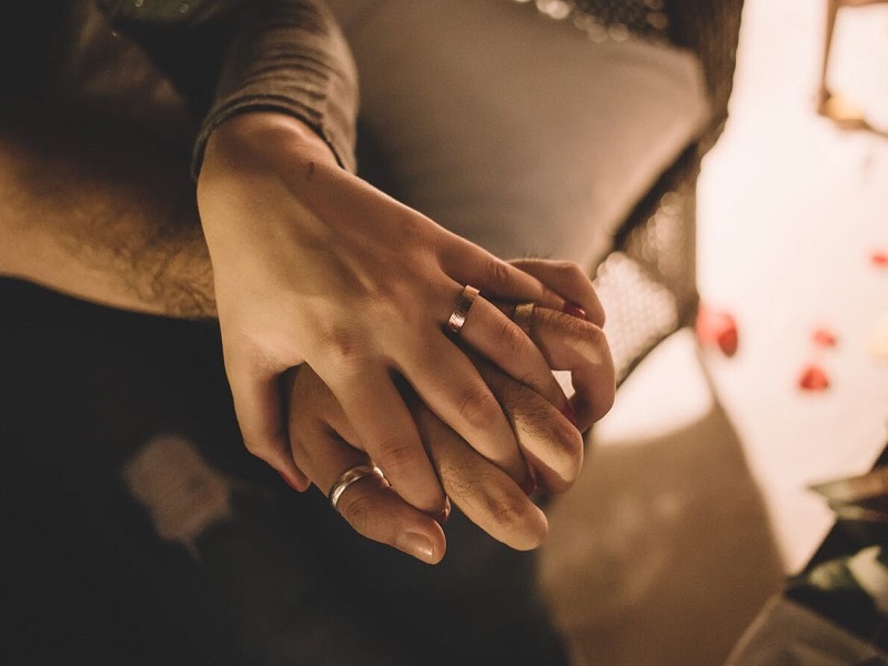 Como Combinar Anel de Noivado e Aliança no Mesmo Dedo
