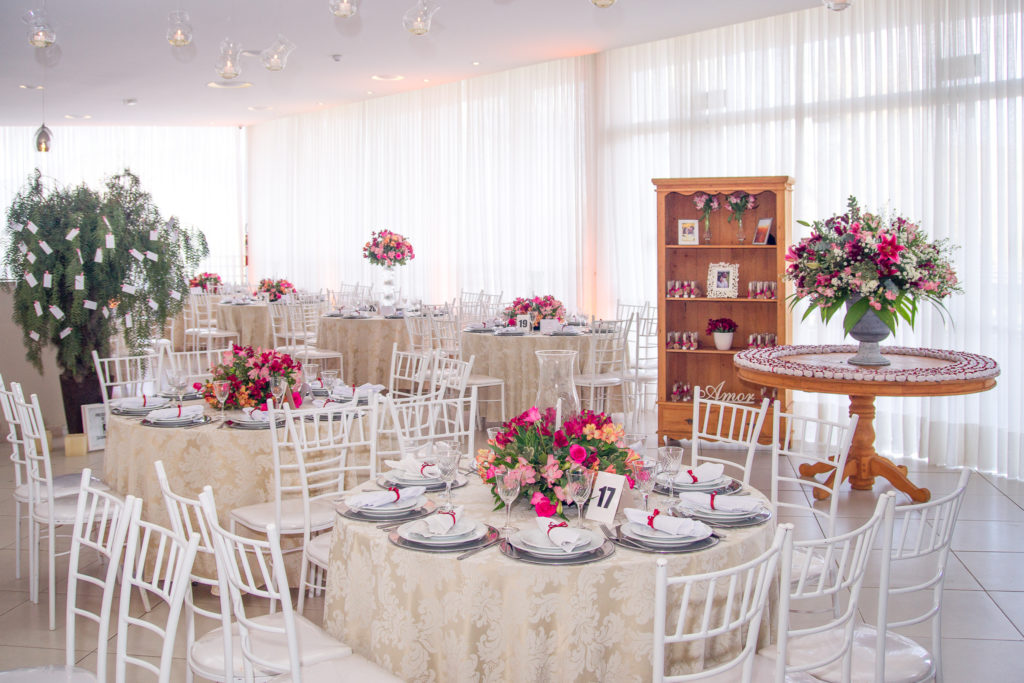 mapa de mesas para casamento vs mapa de assentos para conferência