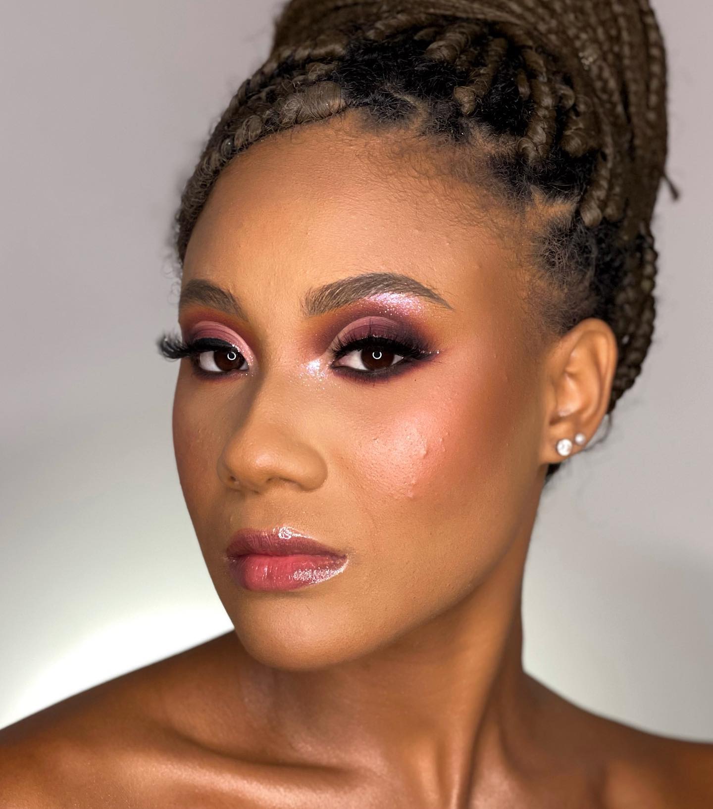 maquiagem convidada casamento com vestido azul marinho