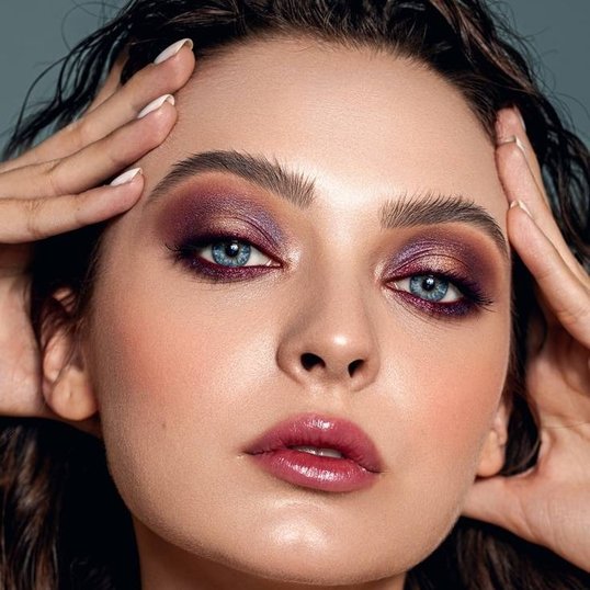 Paleta de cores ideal para maquiagem de madrinha de casamento durante o dia