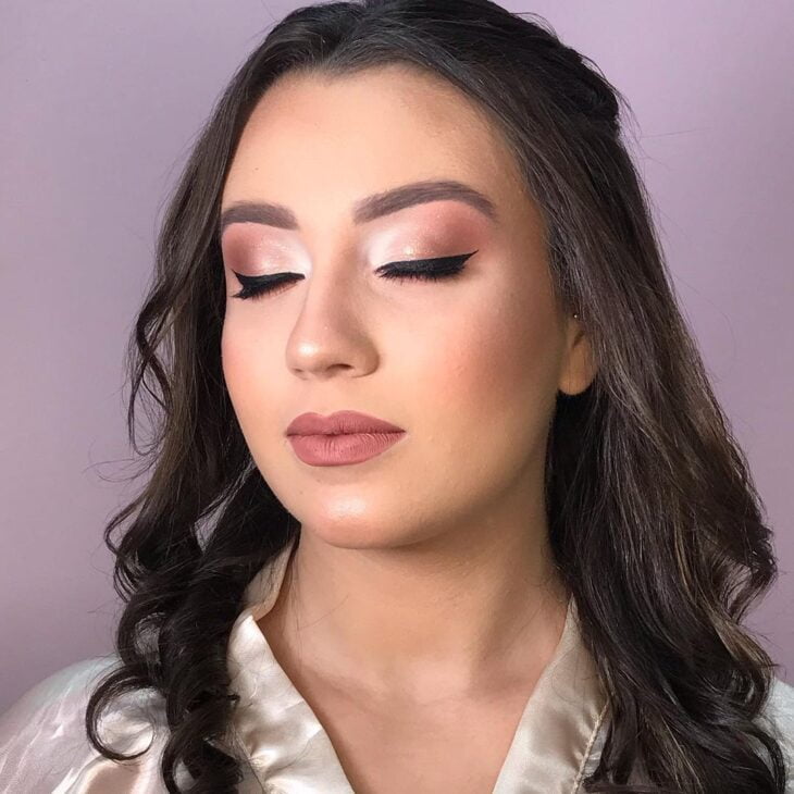 Como garantir a durabilidade da maquiagem em casamentos diurnos e ao ar livre