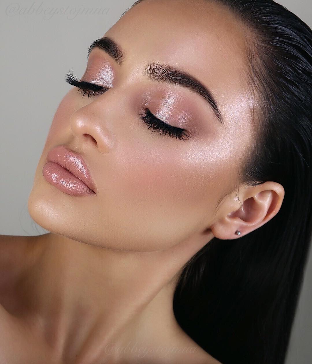 Como garantir a durabilidade da maquiagem em casamentos diurnos e ao ar livre