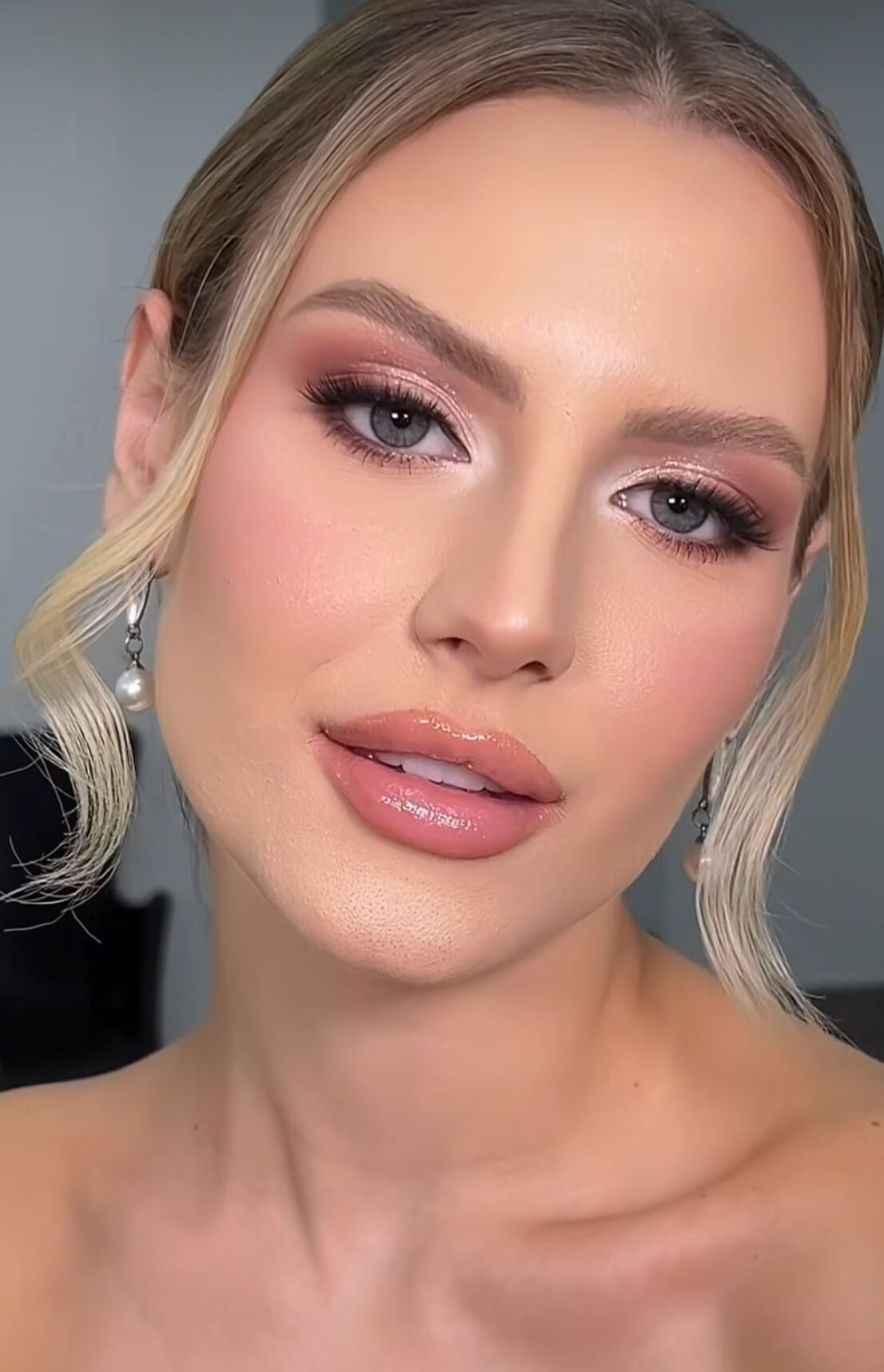 5 Ideias de Títulos:
1. Maquiagem para Madrinhas 2026: Tendências Glow e Elegância
2. Guia Completo: Maquiagem para Casamento de Dia e Noite
3. Dicas de Maquiagem para Pele Madura: Realce sua Beleza
4. Quanto Custa a Maquiagem de Madrinha? Planejamento e Orçamento
5. Harmonizando Maquiagem e Vestido: O Guia Definitivo para Madrinhas