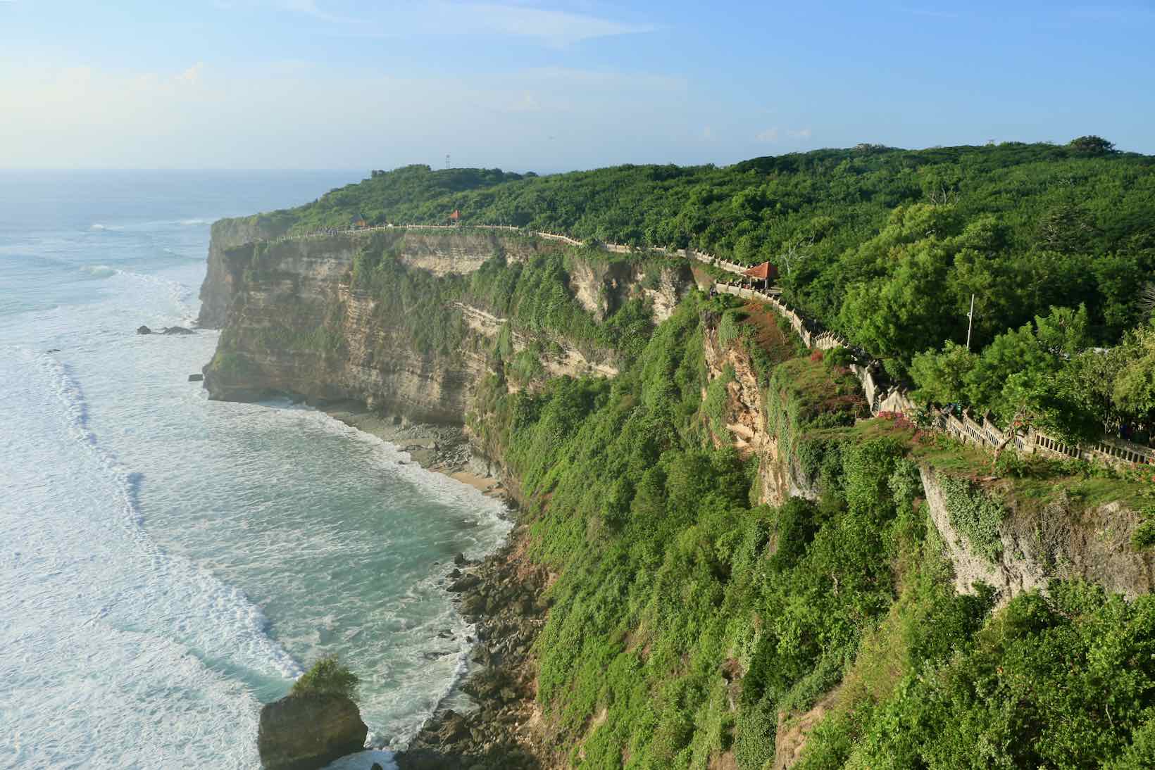 5 ideias de títulos:
1. Lua de Mel em Julho: Roteiros Românticos na Europa
2. Destinos de Inverno para Lua de Mel: Neve e Charme na América do Sul
3. Nordeste Brasileiro em Julho: Praias e Aventuras para Recém-Casados
4. Ilhas Exóticas para Lua de Mel em Julho: Clima Perfeito e Cenários Paradisíacos
5. Dicas de Destinos Baratos para Lua de Mel em Julho