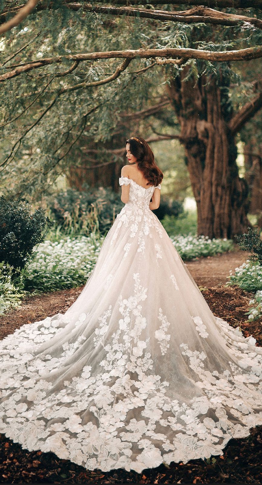 vestido de noiva dourado versus branco com detalhes dourados