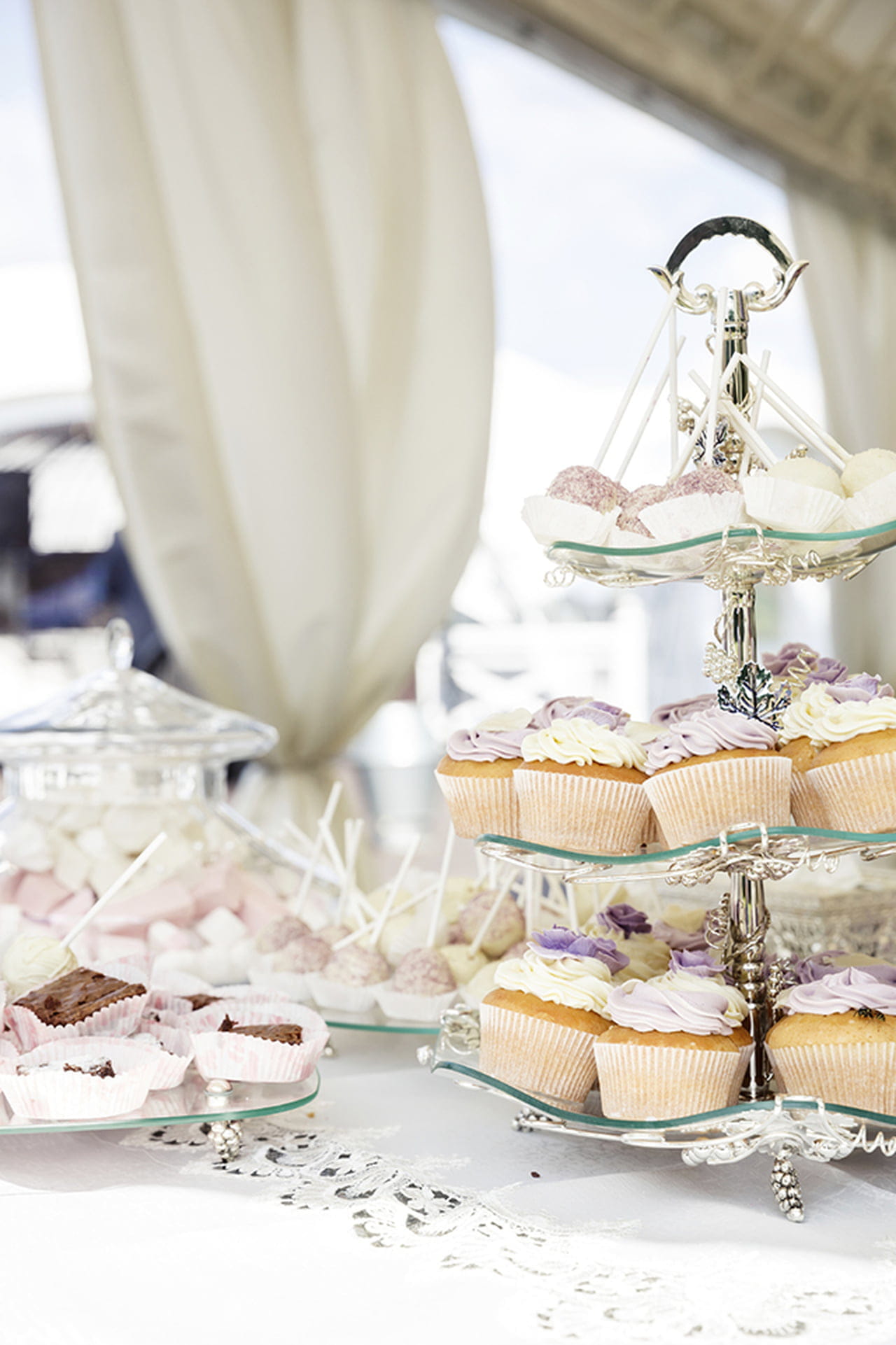 ideias criativas mesa de doces casamento