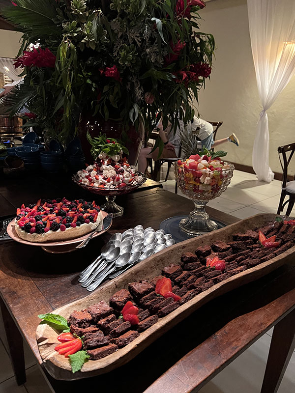 O Bolo como Ponto Central: Estratégias de Composição para sua Mesa de Doces