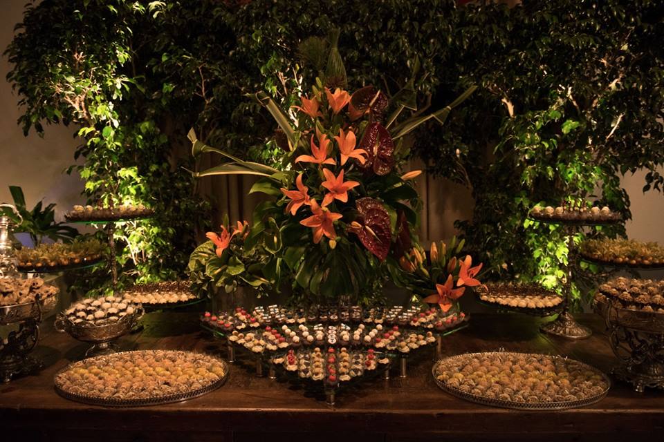 O Bolo como Ponto Central: Estratégias de Composição para sua Mesa de Doces