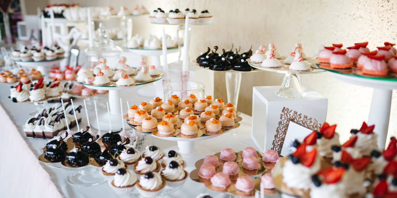 O Bolo como Ponto Central: Estratégias de Composição para sua Mesa de Doces