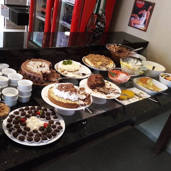 mesa de sobremesas com doces finos