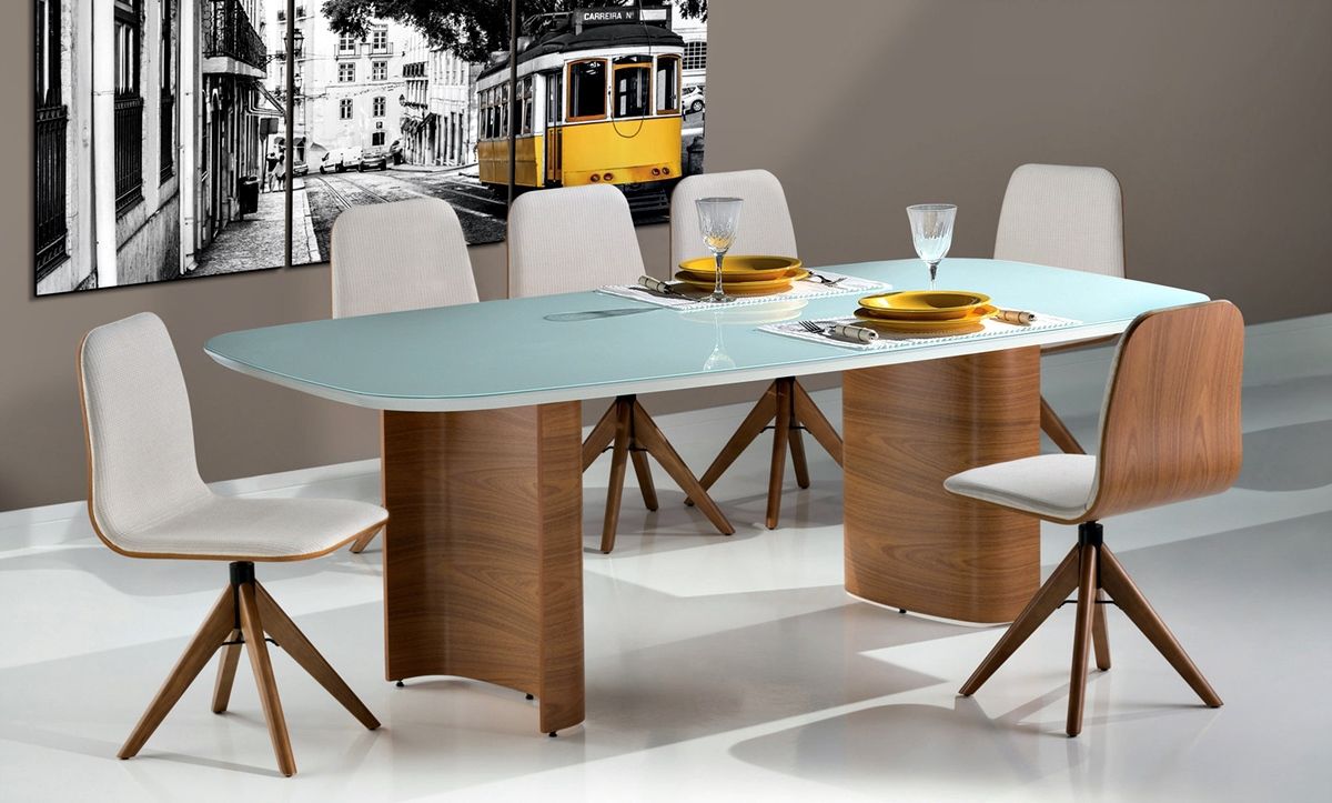 Mesa de vidro com base de madeira