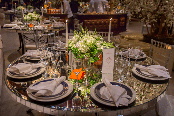 ideias de decoração com mesa espelhada para sala pequena