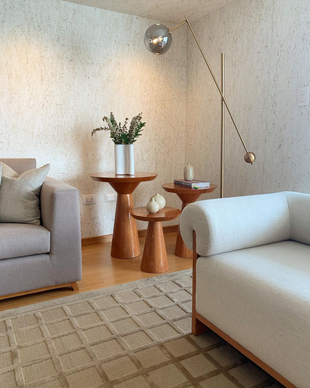 Como escolher a mesa lateral perfeita para sua sala