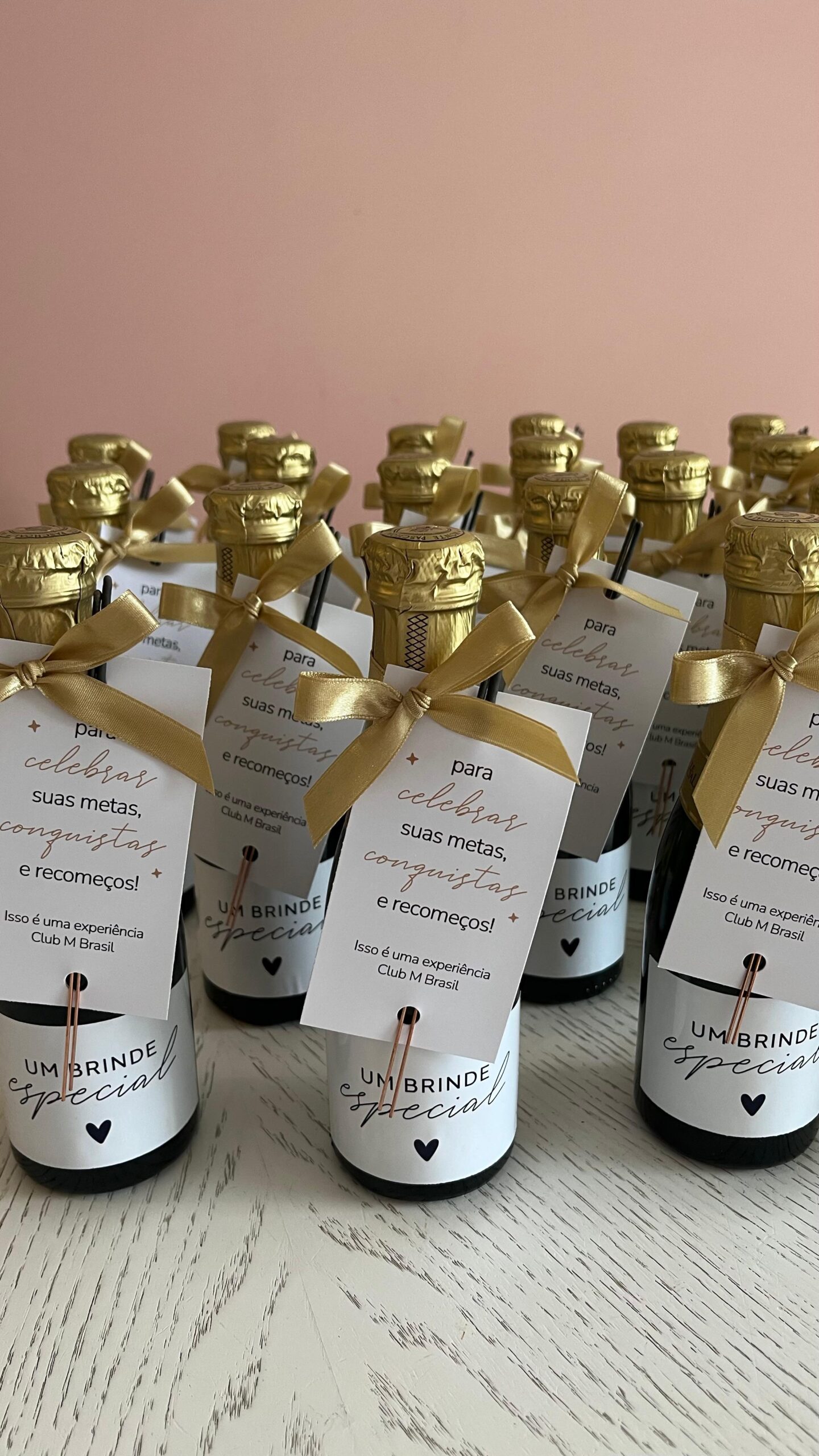 5 ideias de títulos:
1. Mini Espumantes: O Toque de Sofisticação para o Seu Evento
2. Guia Completo: Escolhendo o Mini Espumante Ideal para Lembrancinhas
3. Personalização de Mini Espumantes: Dicas para um Brinde Inesquecível
4. Marcas Populares de Mini Espumantes: Chandon