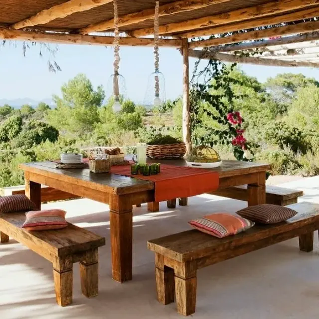 Aluguel de Móveis Rústicos vs. Compra: Qual a Melhor Opção para seu Evento?