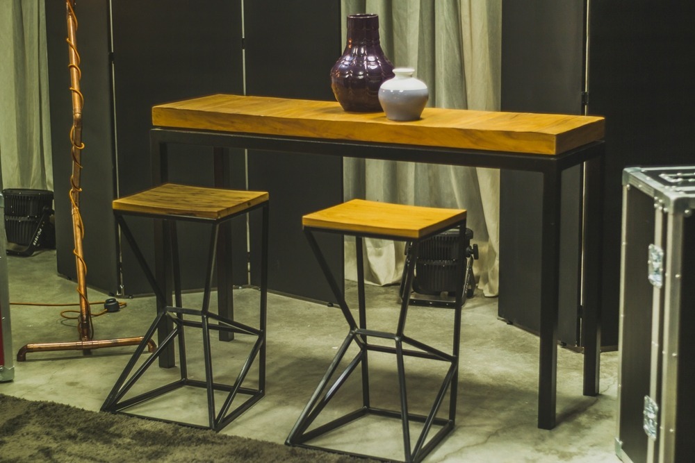 Aluguel de Móveis Rústicos vs. Compra: Qual a Melhor Opção para seu Evento?