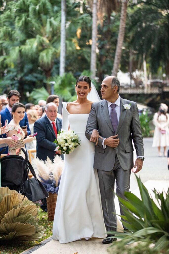 5 ideias de títulos:
1. As Melhores Músicas para a Entrada dos Noivos: Um Guia Completo
2. Como Escolher a Música Perfeita para a Sua Entrada de Casamento
3. Top 10 Músicas Internacionais para uma Entrada de Casamento Inesquecível
4. Clássicos e Retrô: Músicas Atemporais para a Entrada dos Noivos
5. Músicas Românticas Modernas para uma Entrada Emocionante no Casamento