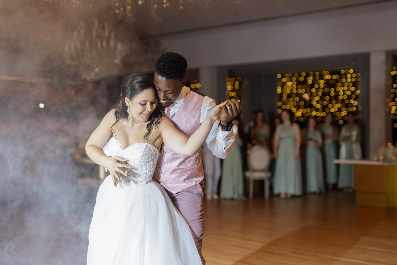 5 ideias de títulos:
1. As Melhores Músicas para a Entrada dos Noivos: Um Guia Completo
2. Como Escolher a Música Perfeita para a Sua Entrada de Casamento
3. Top 10 Músicas Internacionais para uma Entrada de Casamento Inesquecível
4. Clássicos e Retrô: Músicas Atemporais para a Entrada dos Noivos
5. Músicas Românticas Modernas para uma Entrada Emocionante no Casamento