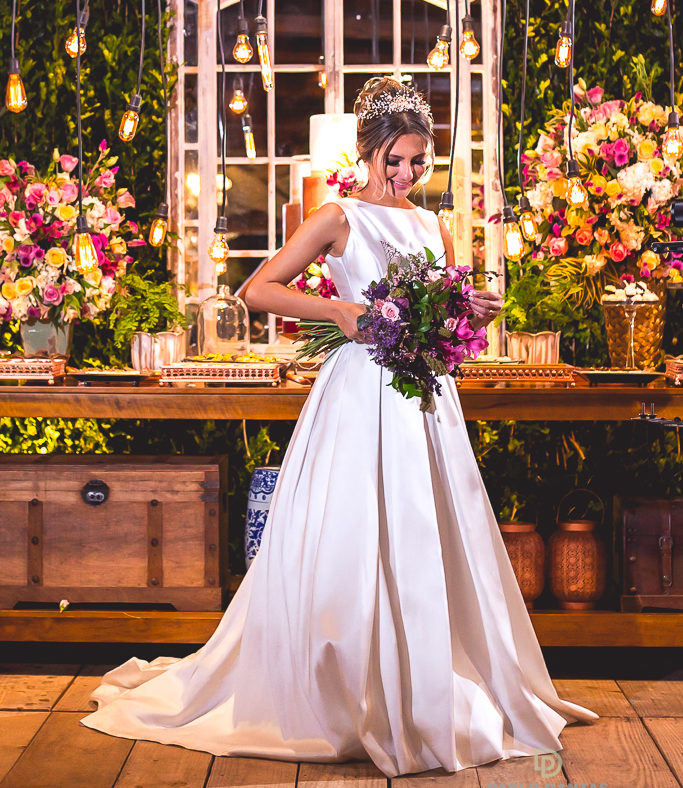 Aluguel vs. Compra: O Que é Mais Vantajoso para Seu Vestido de Noiva Simples?