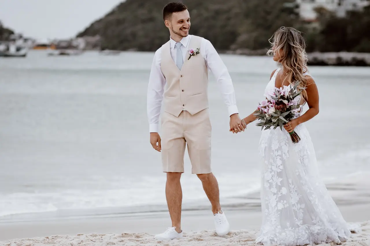 noivo de bermuda (casamento na praia)
