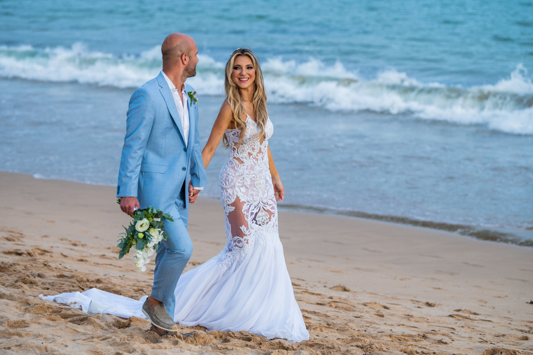 Combinando cores: o traje do noivo de bermuda e os padrinhos