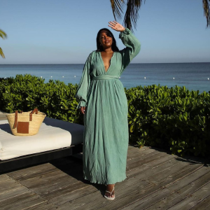 Combinando cores: o traje do noivo de bermuda e os padrinhos