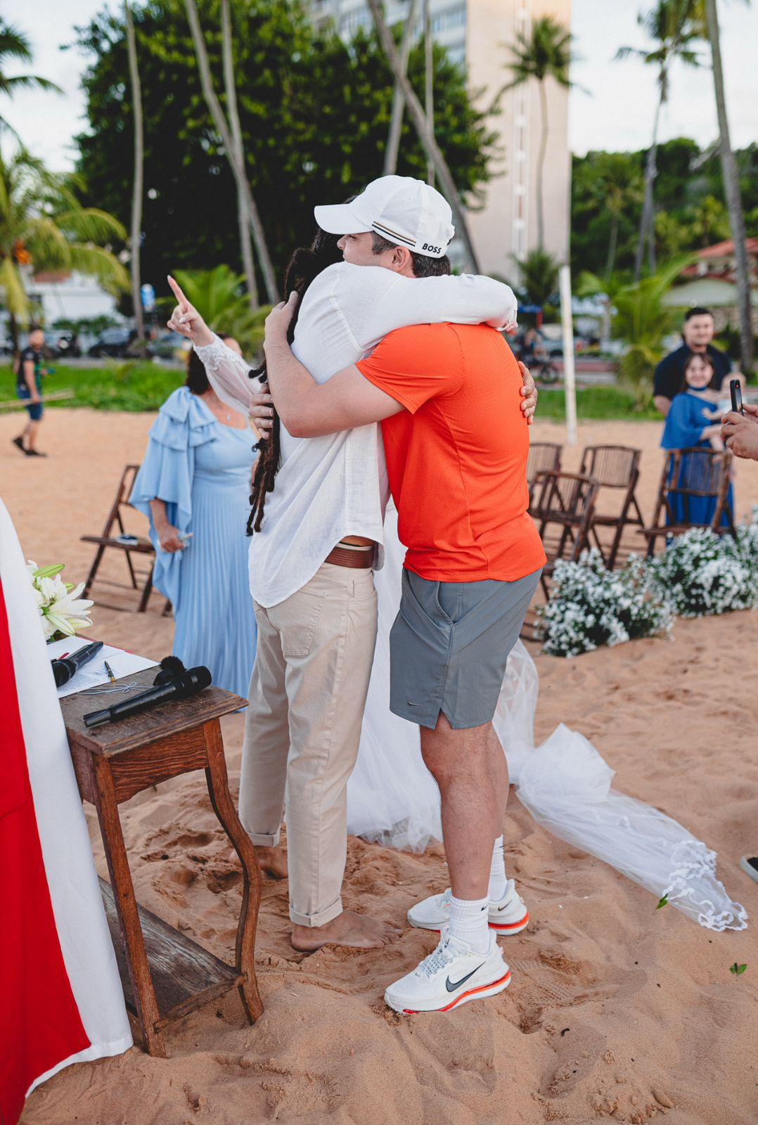 Calçados ideais para noivos em casamentos na praia: do mocassim ao descalço