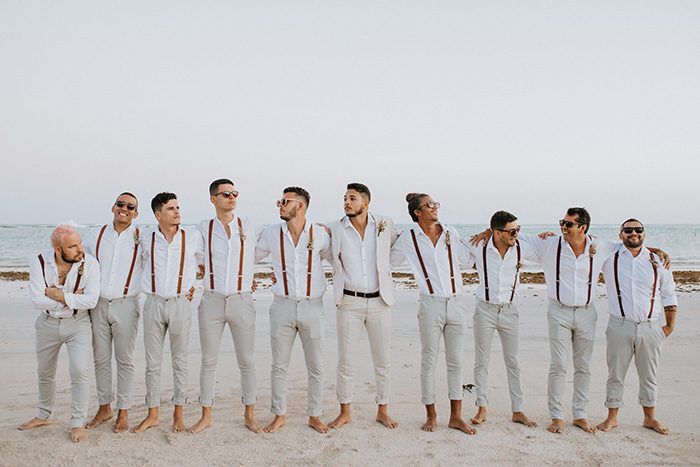 Estilo 'A Dama e o Vagabundo': noivos de tênis em casamentos na praia