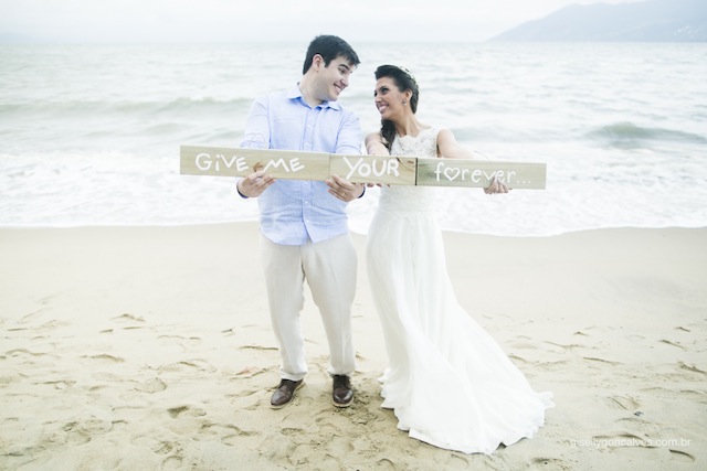 Guia completo de tecidos para noivos em casamentos na praia