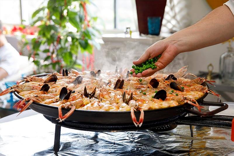 Como escolher o tipo de paella ideal para seu casamento