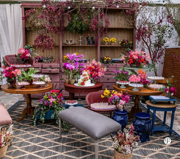 painel de flores para mesa de doces